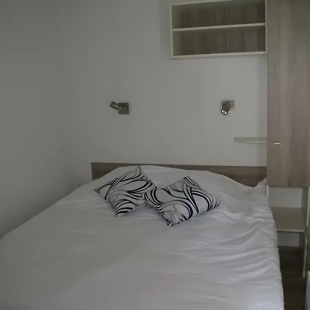 Les Roulottes & Cottages Du Moulin Chenillé-Changé Habitación foto